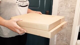 Paid the pizza delivery girl not with money, but with cunnilingus - 2 image