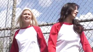 Outdoor Lesben Orgie in der Sonne - 15 image