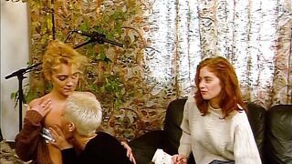 beim Kaffeeklatsch mit den maedels bissi rumspielen