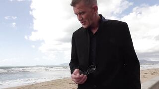 Der Gigolo fickt sie beide - 2 image