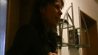 MIlfs alleine im Keller fisten sich gegenseitig Ihre fotze - 2 image