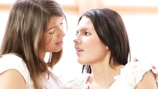 Zwei huebsche Teens verwoehnen sich nach der Schule - 3 image