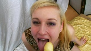 Misa und Daria ficken trotz feuchter Pussy Anal dank umschnalldildo - 2 image