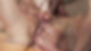 Milfs schieben sich die kugeln im die Pussy bis nichts mehr rein passt - 11 image