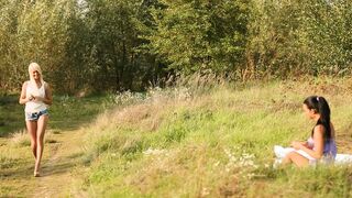 Zwei heisse Teens mit prallen titten ficken sich im freien - 1 image