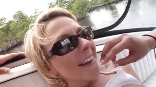 Lesben Gangbang Outdoor auf dem Boot - 8 image