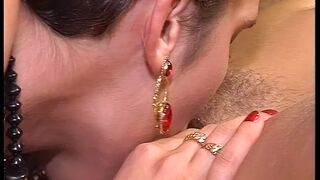 Lesben fisten Ihre Fotzen mit dem neuen Dildo bis zum Orgasmus