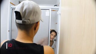 spying on my slutty stepsister in the shower- porn in Spanish - 1 image