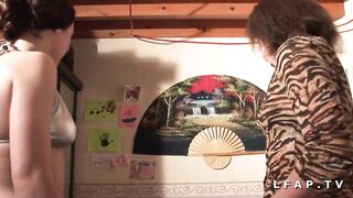 2 babes francaises baisent avec un gode ceinture - 6 image