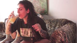 Girlfriends fuck nice after a crazy night - Leticia Ferola - Thalia Senna - COMPLETO NO RED - 2 image