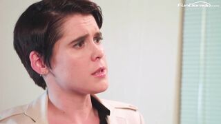 Schuechternes Maedchen geraet in die sexspiele zweier lesben - 3 image