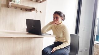 Descubro que mi jefe usa lubricantes y me los mete en mi vagina! - 2 image