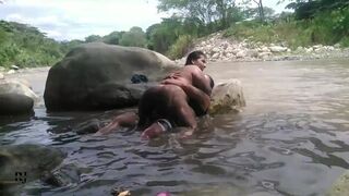 nos fuimos pal rio mi hermanastra y yo y nos grabamos teniendo sexo - 1 image