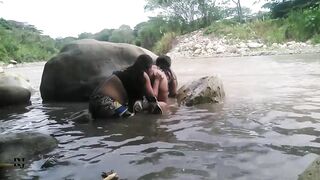 nos fuimos pal rio mi hermanastra y yo y nos grabamos teniendo sexo - 7 image