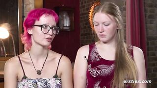 Ersties: Junge deutsche Amateur-Girls beim Spielen