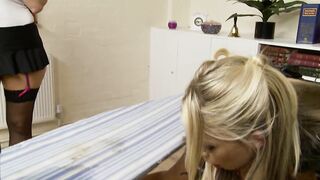 zwei notgeile blonde lesben fingern und lutschen ihre muschi im buero bis sie kommen - 2 image