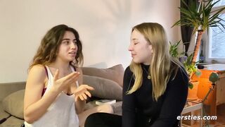 Ersties: Kara X. & Zoe B. massieren sich gegenseitig zum Happy End - 11 image
