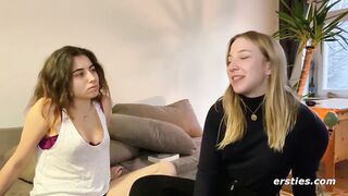 Ersties: Kara X. & Zoe B. massieren sich gegenseitig zum Happy End - 12 image