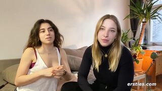 Ersties: Kara X. & Zoe B. massieren sich gegenseitig zum Happy End - 2 image