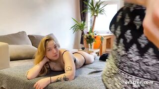 Ersties: Kara X. & Zoe B. massieren sich gegenseitig zum Happy End - 8 image