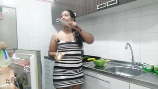 jugando con mi hermanastra y un pepino - 2 image