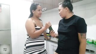 jugando con mi hermanastra y un pepino - 3 image