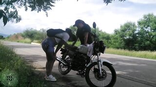 puta colombiana tiene sexo en la orilla de la carretera - 3 image