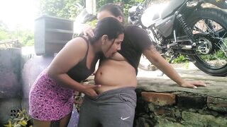 le doy una rica cogida a la vendedora