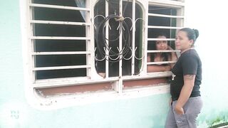 le doy una rica cogida a la vendedora - 2 image