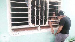 le doy una rica cogida a la vendedora - 3 image