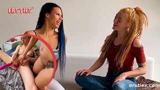 Ersties: Model Nicky F. fingert Pferdetrainerin Lena S. im Doggystyle - 1 image