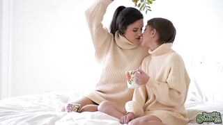 Penny Barber and Macy Meadows share room and make out - 2 image