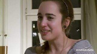 Ersties: Birgit und Effie treffen sich zu einem romantischen Abendessen mit scharfen Zutaten - 2 image