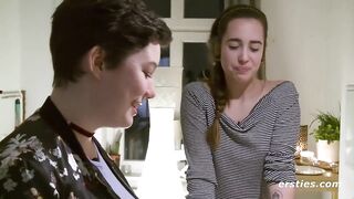 Ersties: Birgit und Effie treffen sich zu einem romantischen Abendessen mit scharfen Zutaten - 4 image