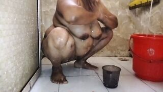 Nahate hue bhabhi ki chut mein machi khujali - 1 image