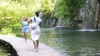 Sie fahrt in den urlaub mit der aeltere stiefschwester! Schau was dann passiert! - 2 image