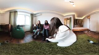 3-D VR Lesbian Foot Worship - 5 image