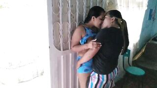 ya que no esta mi marido me follo a la vecina en la entrada de la casa - 13 image