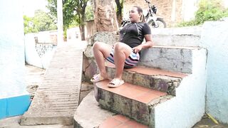 ya que no esta mi marido me follo a la vecina en la entrada de la casa - 3 image