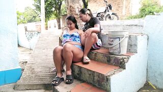 ya que no esta mi marido me follo a la vecina en la entrada de la casa - 5 image