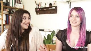 Ersties - Julie und Maria fingern sich gegenseitig ihre zarten und nackten Muschis - 12 image