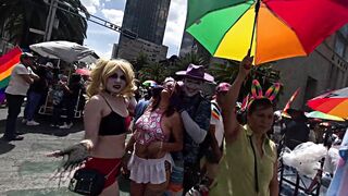 Giving away kisses in CDMX, with a skirt I went out the day of the LGBT march, would you like a little kiss or a blowjob next time? (Leave your comment) - 4 image