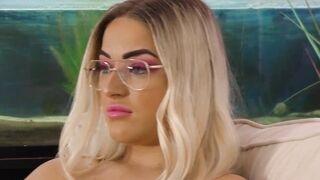 SEXY MOMMA - Dee Melons Has her Way with Crystal - 4 image