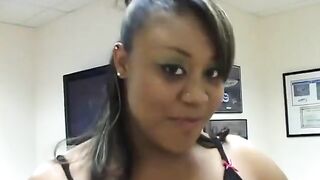 Watch black girl sit on the toilet naked and rub herself in fish net stockings - 5 image