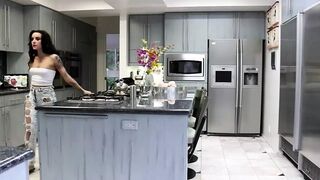 Brunette tatuate sforbiciano appassionatamente