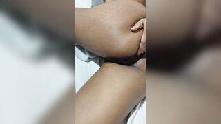 Masturbating her pussy and showing her ass at the fan's request. - 13 image