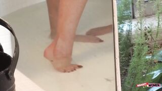 Mature Lesbians Vivian and Mckenzie Eat Each Other Out in the Bathtub - 4 image