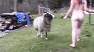 Lesbian Juliette March intensely trains the Isla Gold