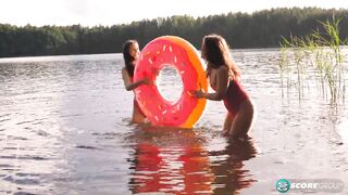 Margo Von Teese and Simona splash each other in their - 1 image