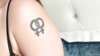 Stacked lesbians Gabbie Carter & Hadley Mason have multiple orgasms - 1 image